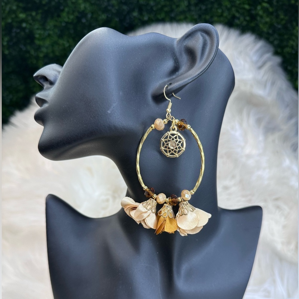 Nwt handmade Elegant Gold and Cream‎ Hoop Earrings 14k gold platted